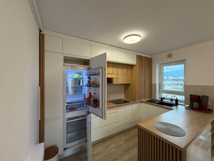 Apartament cu 2 camere decomandat în Tractorul