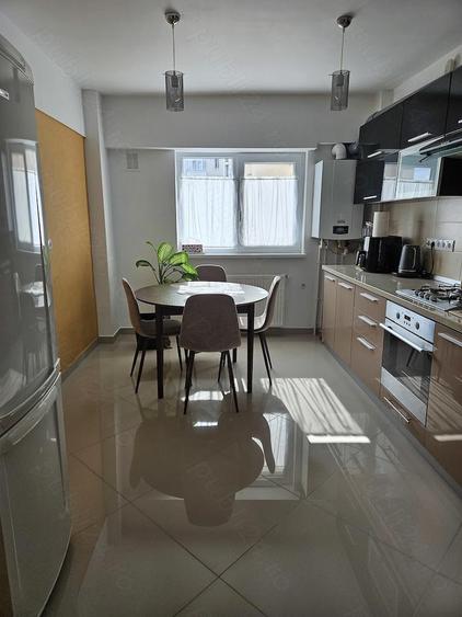 Apartament cu 3 camere decomandat în Exterior Vest