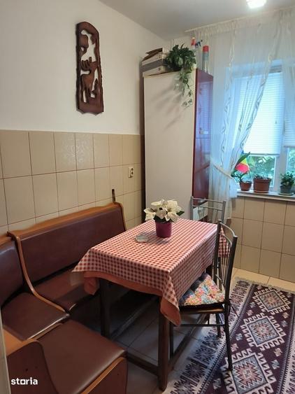 Apartament cu 3 camere semidecomandat în Vest
