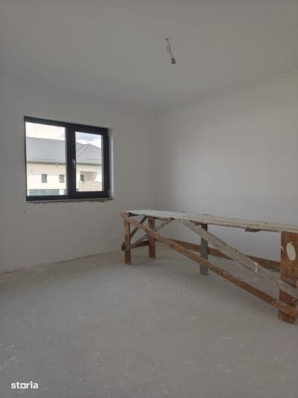 Casă cu 4 camere cu Teren 500 Mp în Săbăreni