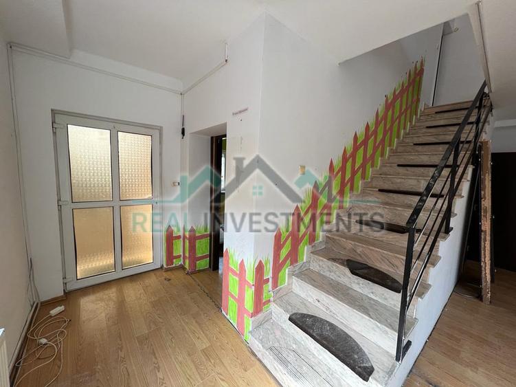 Casă cu 5 camere cu Teren 392 Mp în Intim