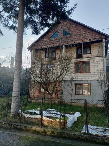 Casă cu 4 camere în Central