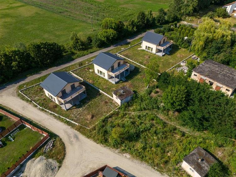 Casă individuală cu 4 camere cu Teren 680 Mp în Hălchiu
