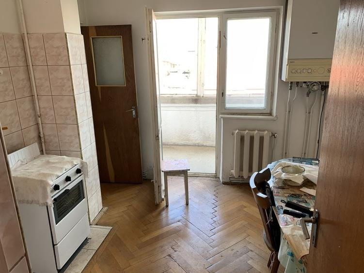 Apartament cu 3 camere decomandat în Cetate