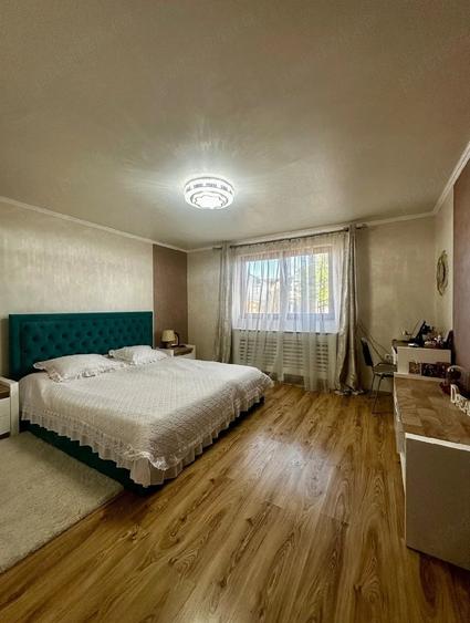 Casă cu 7 camere cu Teren 570 Mp în Aeroport