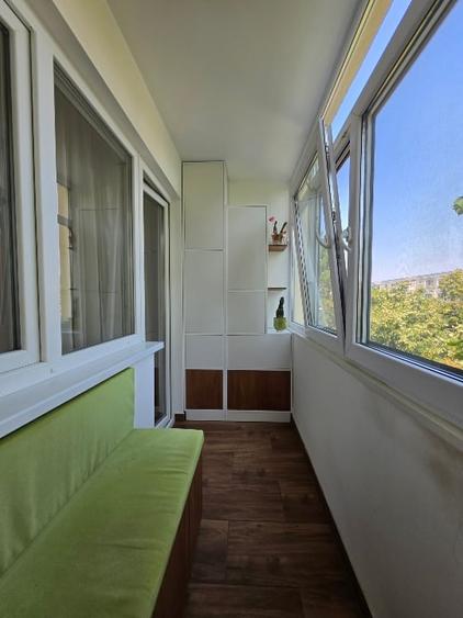 Apartament cu 3 camere semidecomandat, mobilat în Podu Roș