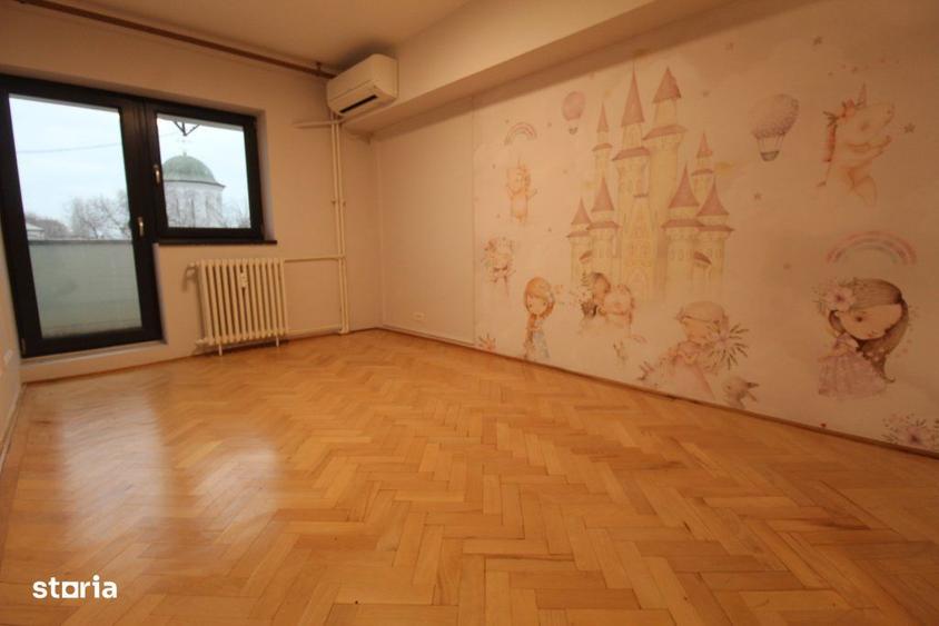 Apartament cu 3 camere decomandat, mobilat în Văcăresti