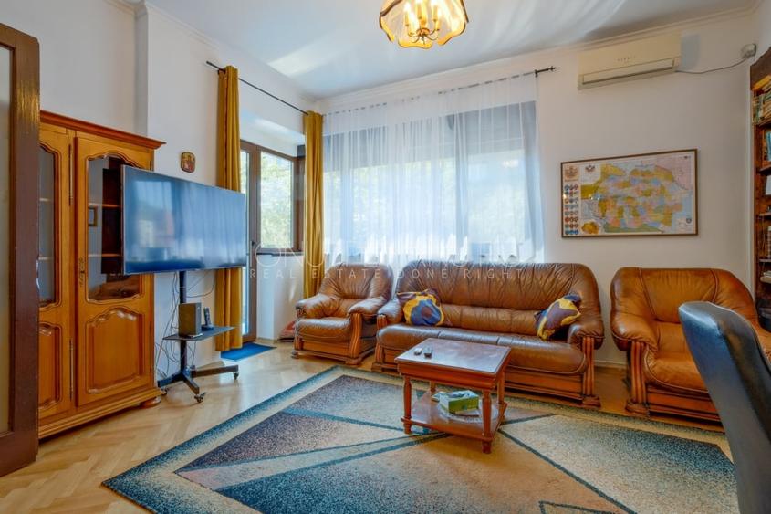 Apartament cu 5 camere semidecomandat, mobilat în Polonă