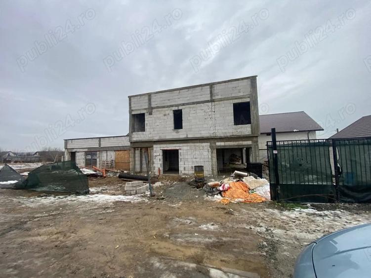 Casă cu 6 camere cu Teren 478 Mp în Lumina