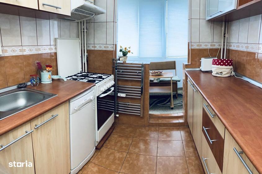 Apartament cu 3 camere decomandat, mobilat în Titan