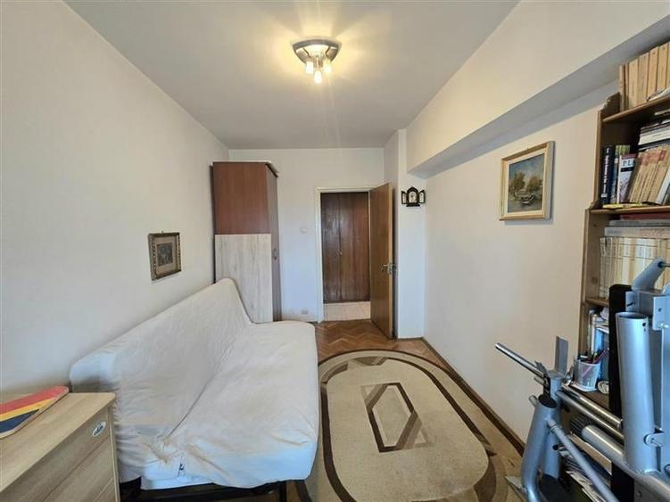 Apartament cu 3 camere decomandat în 1 Mai