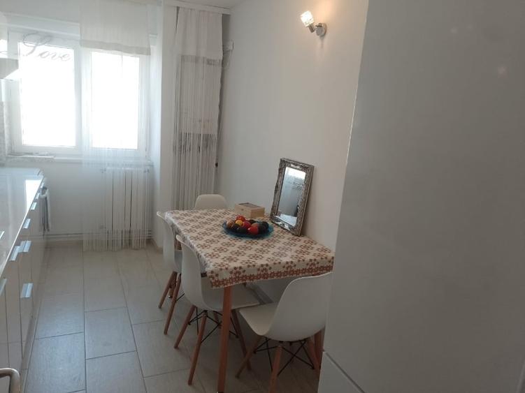 Apartament cu 2 camere semidecomandat, mobilat în Central