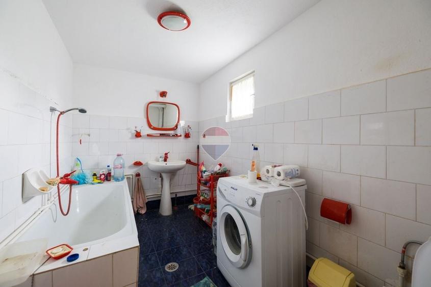 Casă individuală cu 7 camere cu Teren 1259 Mp în Bran