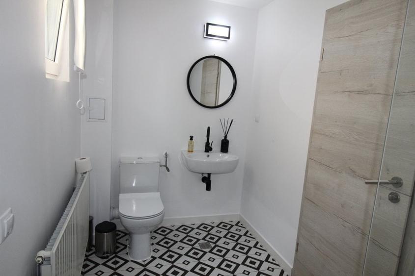 Casă cu 6 camere cu Teren 1064 Mp în Ostratu