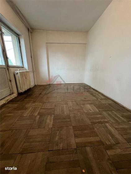 Apartament cu 3 camere decomandat în Socola