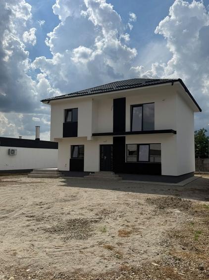 Casă cu 4 camere în Bradu
