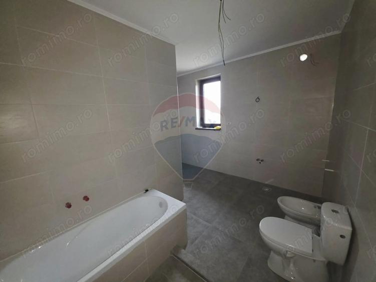 Casă cu 5 camere cu Teren 6110 Mp în Girov