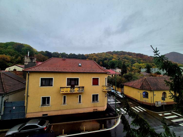 Apartament cu 3 camere semidecomandat în Centrul Civic