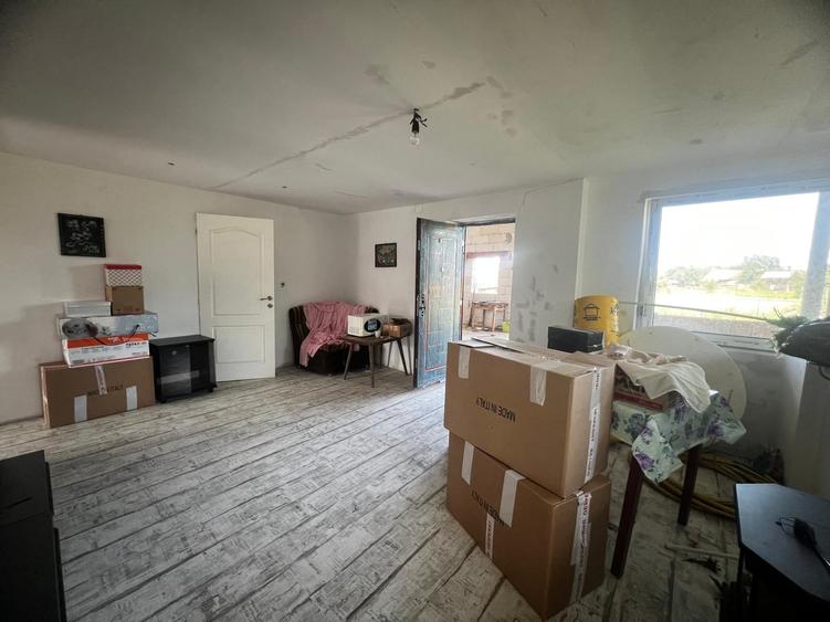 Casă individuală cu 3 camere cu Teren 1493 Mp în Periferie