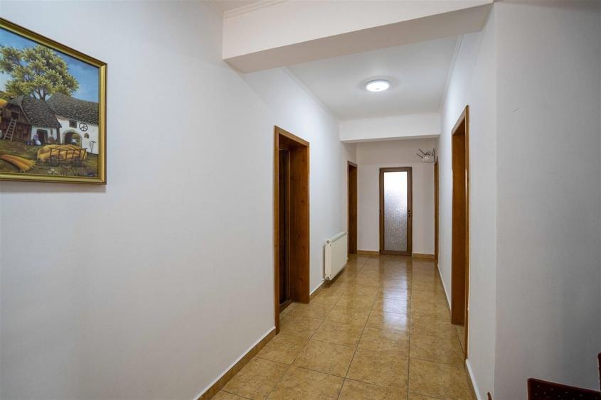 Spațiu comercial, de 599 mp, în Sânmartin