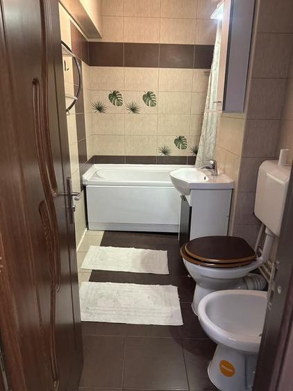 Apartament cu 3 camere decomandat, mobilat în Nicolina