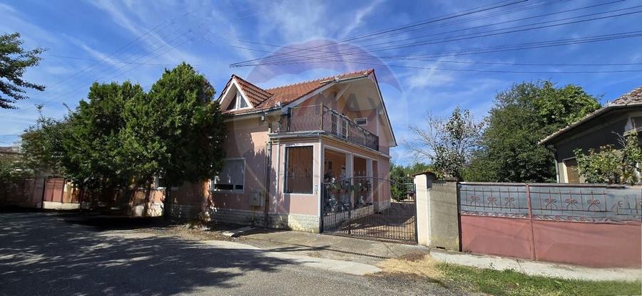 Casă individuală cu 8 camere cu Teren 650 Mp în Central