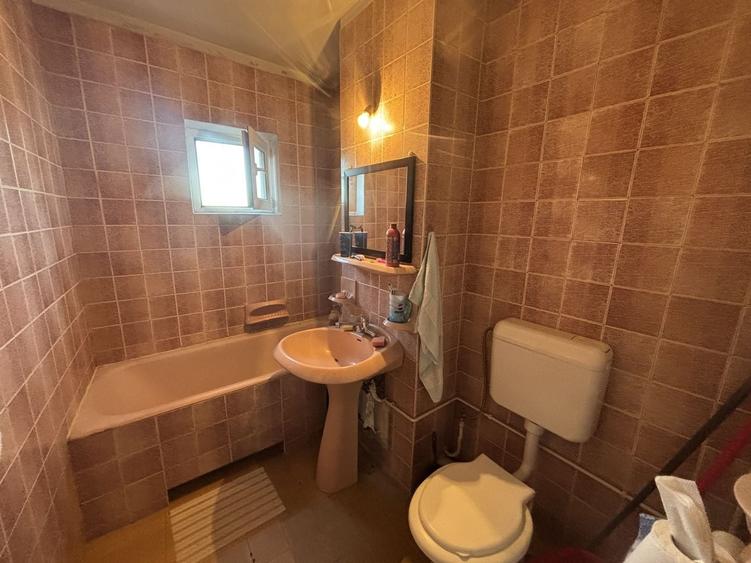 Apartament cu 3 camere decomandat, mobilat în Dâmbovița