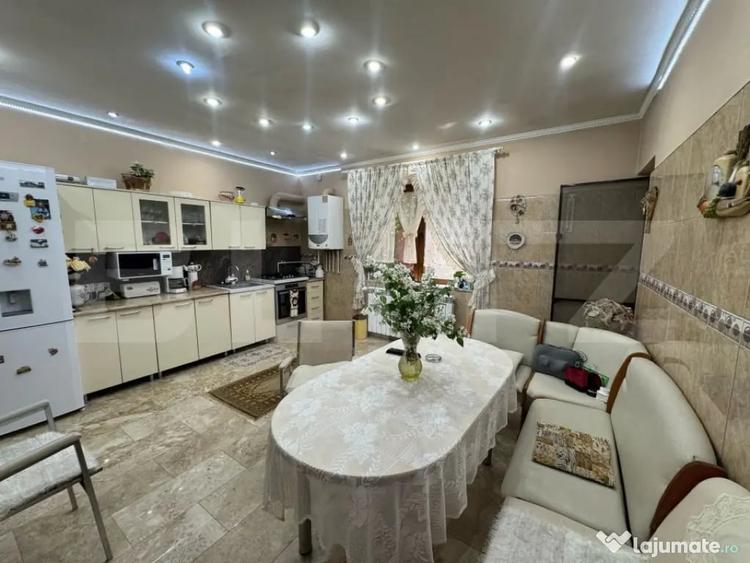 Casă cu 9 camere cu Teren 303 Mp în Central