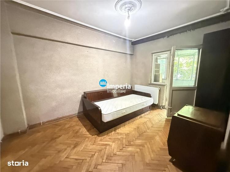 Apartament cu 3 camere decomandat în Podul de Fier