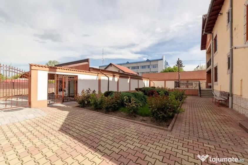 Casă cu 8 camere cu Teren 1000 Mp în Central