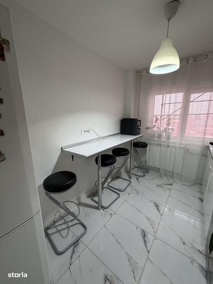 Apartament cu 3 camere semidecomandat în Titan