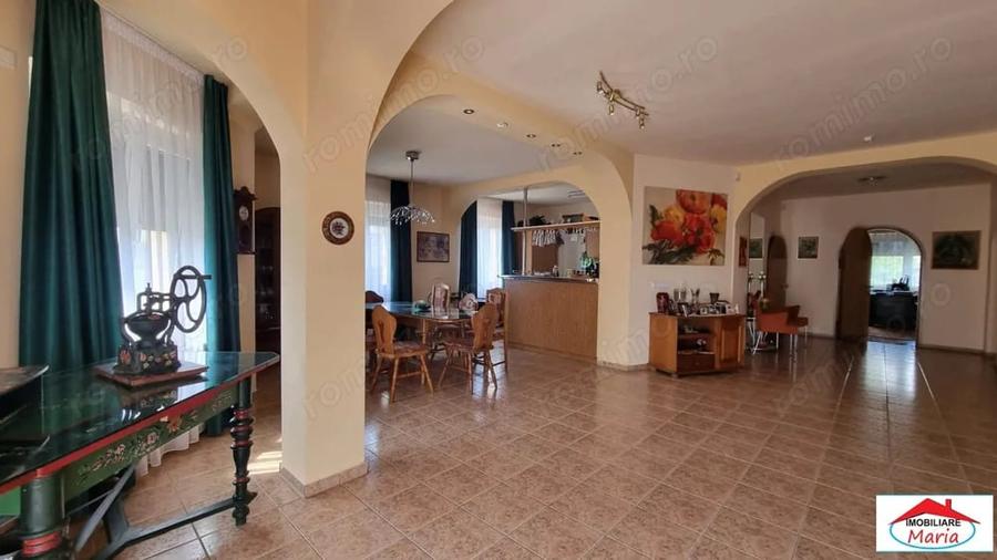Casă cu 7 camere cu Teren 1717 Mp în Bercu Roșu