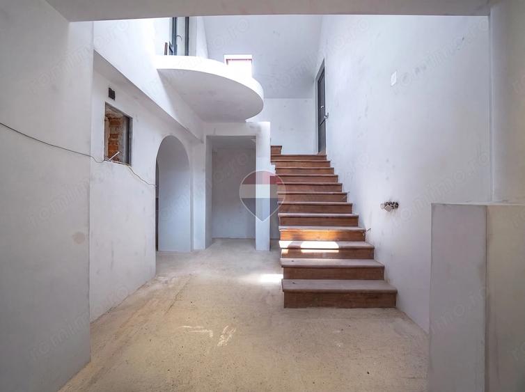 Casă cu 9 camere cu Teren 450 Mp în Cristian