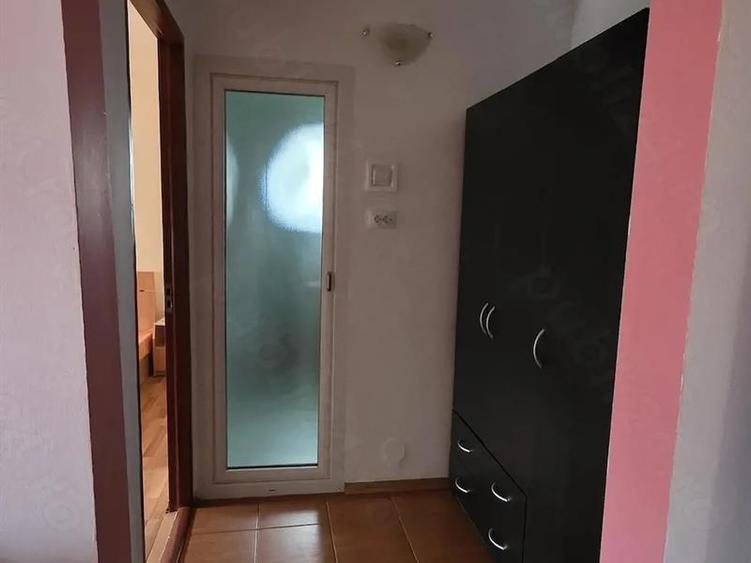 Apartament cu 3 camere semidecomandat, mobilat în Central