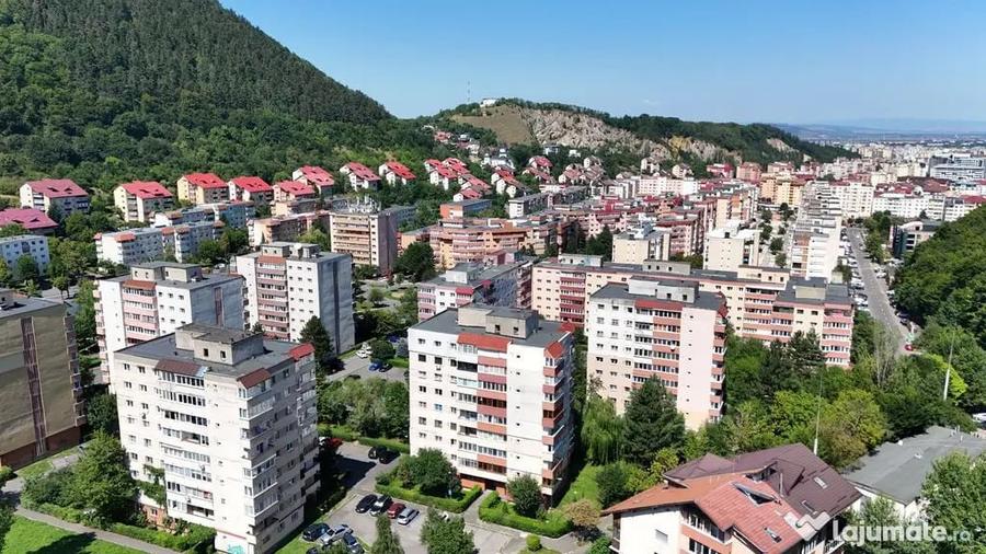Apartament cu 4 camere decomandat în Răcădău