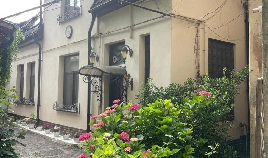 Casă cu 3 camere cu Teren 65 Mp în Grădina Icoanei
