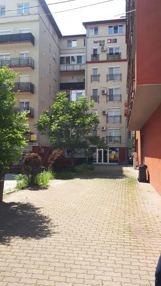 Apartament cu 3 camere decomandat în Girocului