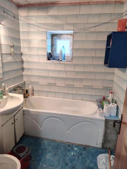 Apartament cu 3 camere semidecomandat în Berceni