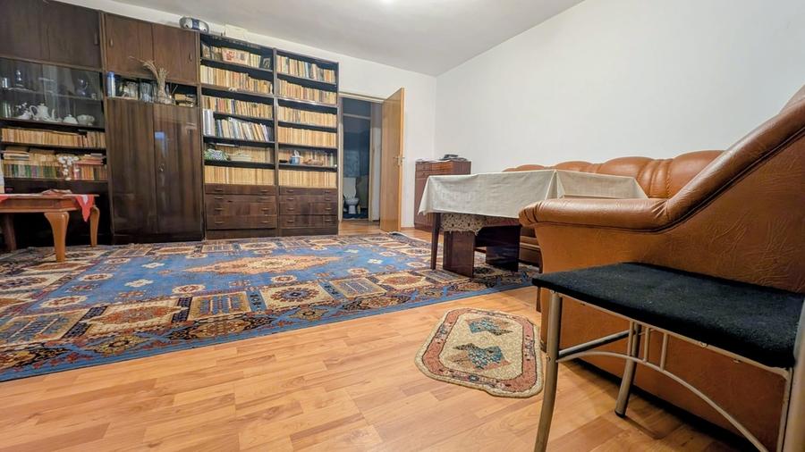 Apartament cu 5 camere decomandat în Est
