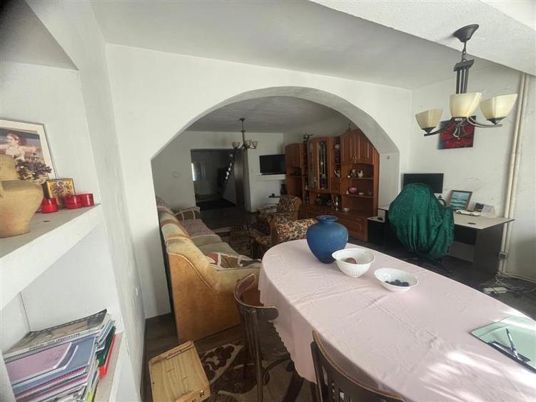 Casă individuală cu 8 camere cu Teren 280 Mp în Periferie