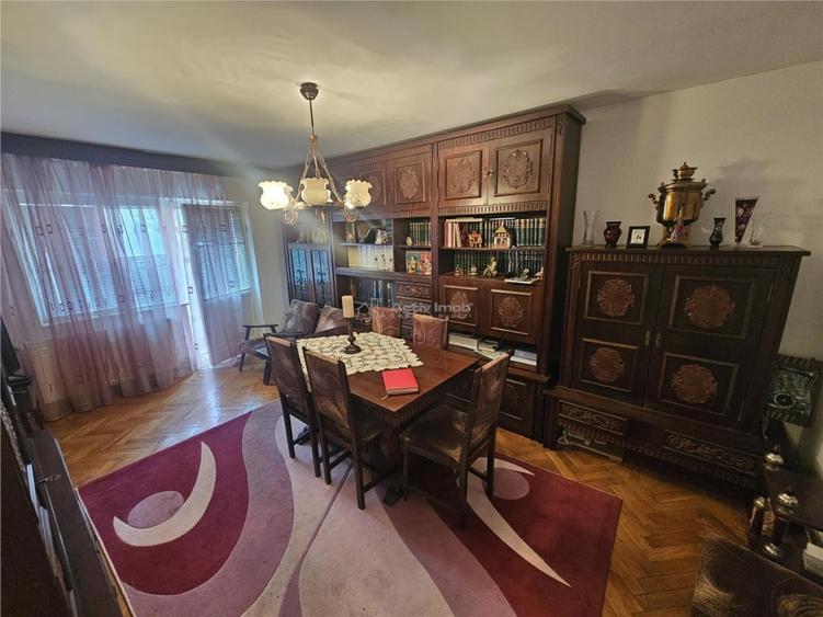 Apartament cu 4 camere decomandat în Central