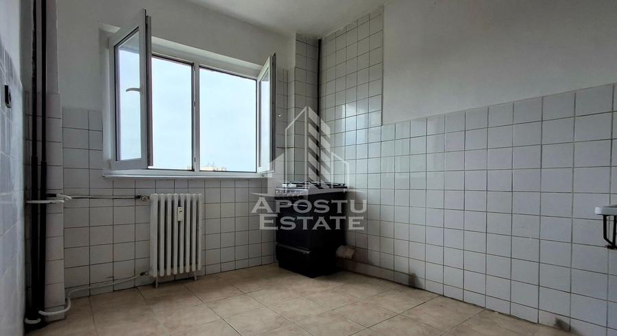 Apartament cu 4 camere semidecomandat în Micălaca