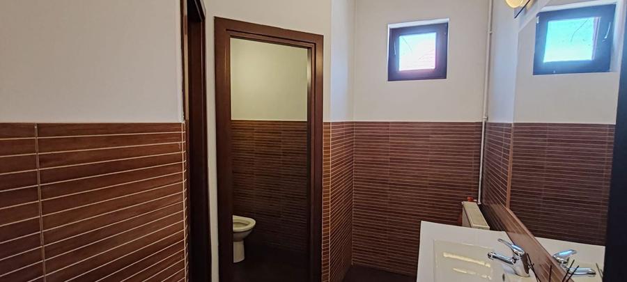 Casă individuală cu 8 camere cu Canalizare în Beller