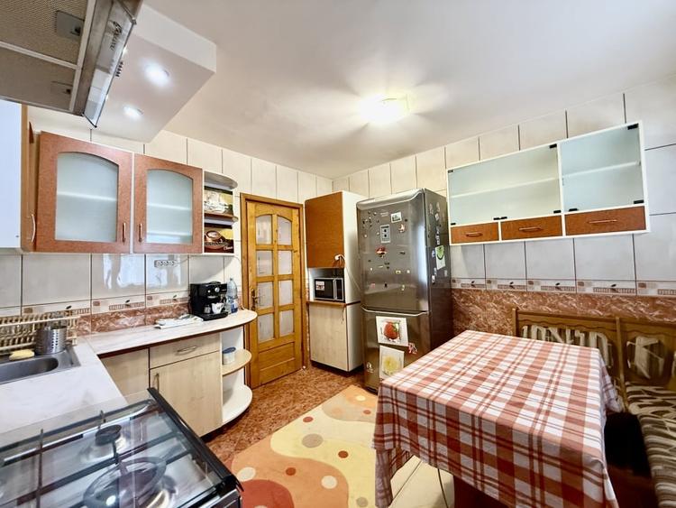 Apartament cu 3 camere decomandat, mobilat în Ovidiu