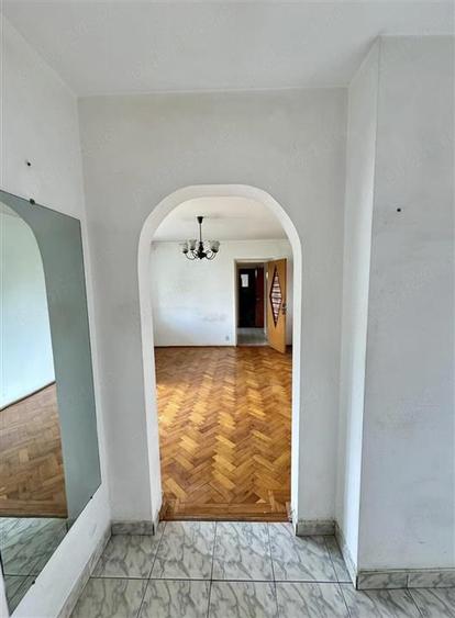 Apartament cu 3 camere semidecomandat în Berceni