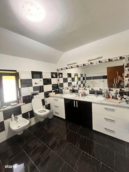 Casă cu 4 camere cu Teren 2400 Mp în Volovăț