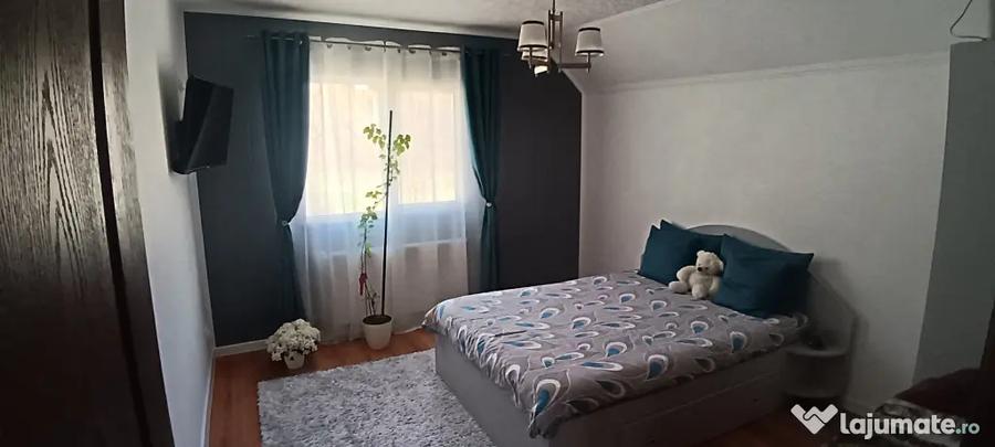 Casă cu 7 camere cu Teren 300 Mp în Central