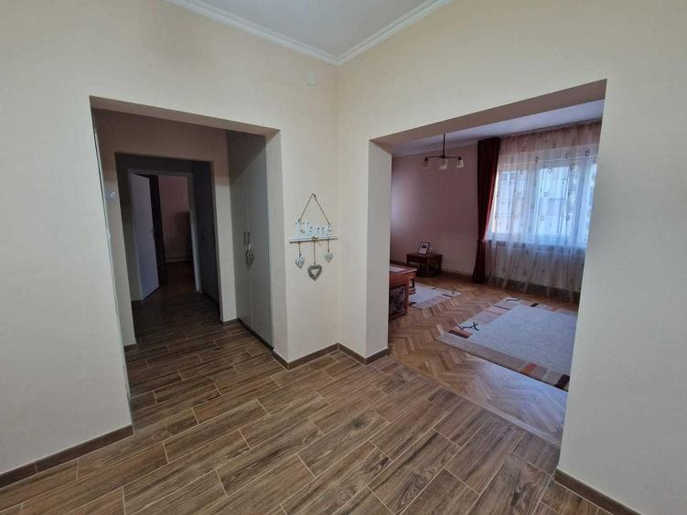 Apartament cu 4 camere decomandat, mobilat în Medicină