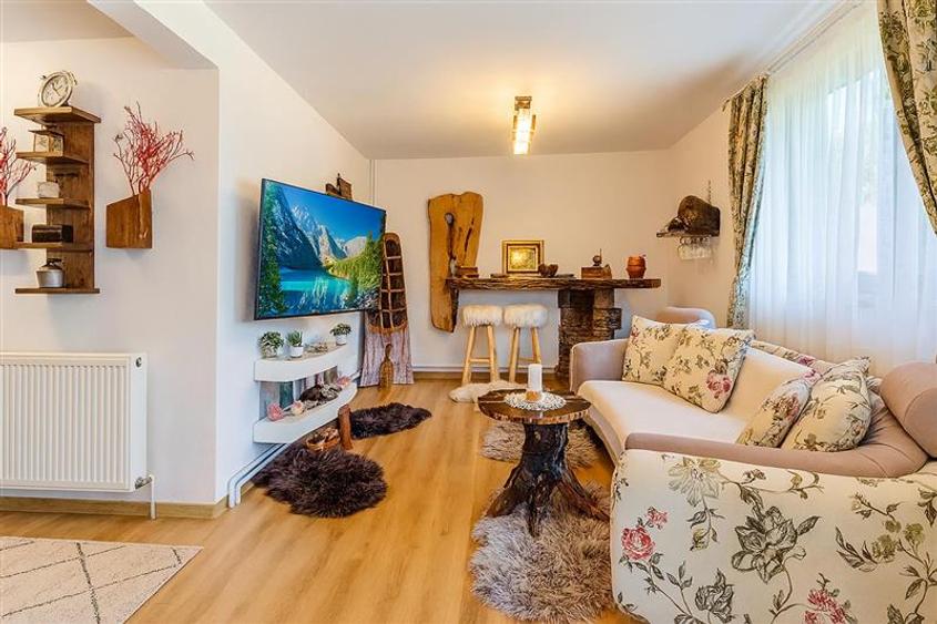 Casă individuală cu 5 camere cu Teren 2032 Mp în Lunca Bradului