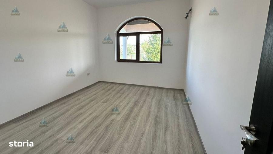 Casă cu 4 camere în Remuș